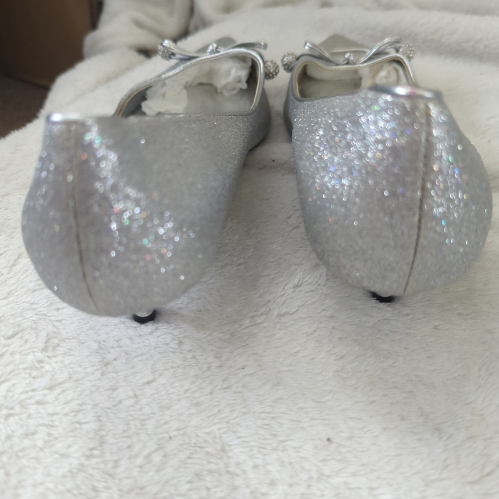 Woman's Nina Evita pump silver wedding  point toes size 7.5 Small ding - Picture 3 of 7